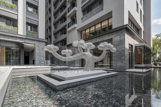 座落於自由居的公共藝術(shù)品『雲(yún)與樹(shù)』，來(lái)自藝術(shù)家–任大賢之手，迎賓樹(shù)的象徵，讓每位住戶回到家感受到貼切的溫暖。