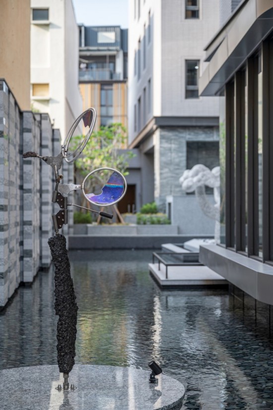 座落於自由居的公共藝術(shù)品『風之歌』，來自日本雕塑藝術(shù)家–大隅秀雄之手，捕捉風動的動力雕塑創(chuàng)作，以金屬進行切割、再組裝，借助自然風力，讓作品產(chǎn)生動態(tài)的形式。金屬經(jīng)風吹而緩緩移動，剛硬線條顯得柔和，同時呈現(xiàn)閃爍的金屬反光變化，是為「捕捉來自內(nèi)心的風」的創(chuàng)作理念。