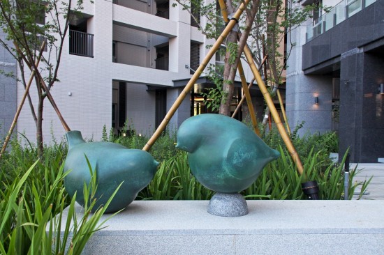 宜家公共藝術(shù)品-平凡的幸福。家屋旁的小麻雀隨處可見卻也生生不息，吱吱喳喳的碎語彷彿街巷間的交響樂。