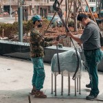 職人們小心翼翼的將每件「近百公斤」的藝術(shù)品裝卸，確保每件藝術(shù)品完美落地。