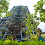 《等待風(fēng)起》由兩位藝術(shù)家攜手創(chuàng)作，鍛鐵藝術(shù)家-王柏霖塑造大樹與小天使堅(jiān)實(shí)的身影，而金工藝術(shù)家-楊夕霞則以果實(shí)、葉片與小動(dòng)物點(diǎn)綴其中，將自然與藝術(shù)交織，為大塊森濤增添一幅靈動(dòng)的風(fēng)景。