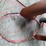 看似金箍圈的銅線，按著藝術(shù)家用粉筆畫好的輪廓，排出不規(guī)則線條。