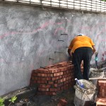 在施作的一開始，「定錨」讓物件更精準(zhǔn)地就定位，師傅悉心的堆疊一塊塊的紅磚，為的是讓孩子們能更安心的坐在這立體座椅上。