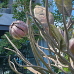 樹上的葉片與果實(shí)皆以紅銅片鑄造，經(jīng)過敲擊、塑形後，再一片片焊接於枝條上，展現(xiàn)出栩栩如生的自然風(fēng)貌。