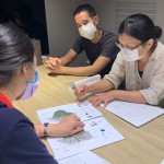 新業(yè)團(tuán)隊(duì)與藝術(shù)家討論東區(qū)成功國小、育英國中人行道的美化計(jì)畫，雖然專業(yè)不同，但目標(biāo)是相同的，為的都是讓孩子們?cè)谌粘＝佑|自然，感受最真實(shí)的樸實(shí)。