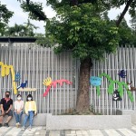 築起一座座小小的山丘，承載著各類小動(dòng)物們，將一面泥灰的牆面賦予繽紛的生命力，並傳達(dá)『生命關(guān)懷、愛物惜物』的感恩之心給所有孩子們。(圖中間為藝術(shù)家張婷雅)