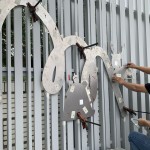 為了確保金屬雷雕擺放的位置，師傅先以模型樣板套量位置，用F型夾固定並標(biāo)記記號(hào)，讓物件位置準(zhǔn)確也相對(duì)穩(wěn)固。