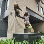 社區(qū)裡處處充滿驚喜，每走一步都是新的發(fā)現(xiàn)，而這群「原石鳥兒」有如這場(chǎng)奇妙之旅的精彩序幕。