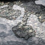 作品以不銹鋼圈為主，穿透與線條的延伸，逐光水波粼粼，篩落光影，自然光線與陰影交織輝映。