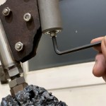 將一種特有的旋轉(zhuǎn)軸承細緻打磨，加以支撐，組合成能在風中輕快移動的風動雕塑。(圖為樸石藝術(shù)提供)