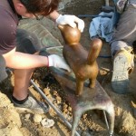 獨佔板凳的貓，專注又神氣的神情，彷彿訴說：「我比任何人都在意日昇日落的時刻，因為那代表我可以跟樹玩『踩影子』的小遊戲?！?>
										<div   id=