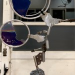 藝術(shù)家使用不銹鋼、銅、鈦、鋁等各類機械構(gòu)件，經(jīng)雙手裁切、敲擊、鍛造，多種類的金屬集結(jié)在一起，媒材多元卻也單一，組合起來不需塗飾表層，也能顯見和諧感及完整性。(圖為樸石藝術(shù)提供)