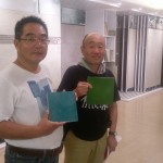 設(shè)計(jì)師石村敏哉(左)  VS  藝術(shù)家駿 河敏(右)，親自為雕堡選材。