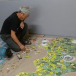 藝術(shù)家將馬賽克磚，細(xì)心且專注地裁切、研磨成一塊塊拼貼，並先以1；1的比例於木板上進(jìn)行模擬拼貼，在放樣時(shí)，能更接近立體錐體的精準(zhǔn)度。