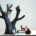 新業(yè)在觀峰旁鑄了一棵不開花的鐵樹，樹上住了一家人，樹屋裡有鳥，樹下擺了一張長凳，有隻貓早已佔據(jù)，開心地?fù)P起小尾巴。