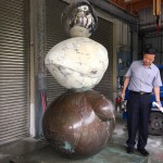 前往桃園工廠場(chǎng)堪，簡(jiǎn)福榮總經(jīng)理(右一)確認(rèn)尺寸與上色的半成品。