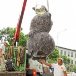 宜家公共藝術(shù)品-平凡的幸福/承擔(dān)，出動(dòng)大型吊車，準(zhǔn)備安裝定位。