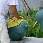 工作人員將藝術(shù)品上油保護(hù)，準(zhǔn)備迎接即將一起生活的家人們。