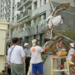 齊心協(xié)力地將藝術(shù)品，安穩(wěn)地座落在基座上。