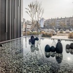 夕陽餘暉照映下，山林與雲(yún)兒與水中閑靜自適地『漂浮著』。