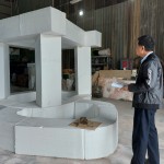 運(yùn)用保麗龍做出藝術(shù)品等比初胚模型，新業(yè)建設(shè) 簡福榮 總經(jīng)理於藝術(shù)品前仔細(xì)端詳著，藝術(shù)品各個角度的不同面貌。(拍攝期間非疫情警戒時期)