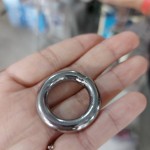 藝術(shù)家以簡約的不銹鋼圈為基底，透過完美線條勾勒與立體空間交錯，構(gòu)成壯麗的主體。