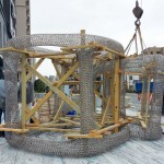 一片片固定的木板保護(hù)著藝術(shù)品，木板們一一拆除時，如同緩緩揭開藝術(shù)品的神秘面紗。