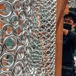 運(yùn)用簡約的幾何元素勾勒出輪廓、架構(gòu)，將平凡日常的感受與體會，幻化成作品豐富的圖說語彙。