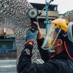 職人利用青土拋光金屬，讓光澤及線條感更加突顯，讓藝術(shù)品亮相時耀眼奪目。