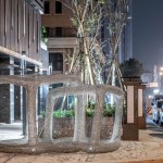 走在天幕漸暗、燈火閃爍的城市中，『灰階-方』在燈光的折射下，散發(fā)出與白天不同面的迷人樣貌。