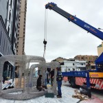 出動大型吊車，將藝術(shù)品調(diào)整到最適合的角度、定位，準(zhǔn)備揭開優(yōu)雅展演的序幕。