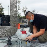 藝術(shù)家透過「洗洞」分別在地面鑿出六個洞，再運(yùn)用螺紋吊環(huán)固定，為確保藝術(shù)品安全坐落於此。
