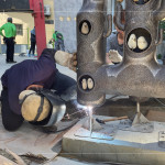 師傅燒焊鐵線進(jìn)行固定，確保藝術(shù)品安全穩(wěn)定的座落在此。