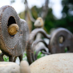 鳥(niǎo)兒穿梭在沉重的鐵件之中，呈現(xiàn)作品的趣味性與獨(dú)特性，賦予一股靈動(dòng)的生命力。