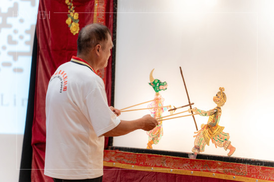 邀請(qǐng)來(lái)自高雄–東華皮影劇團(tuán)，敘說(shuō)家傳七代百年傳承文化，期盼傳遞無(wú)形文化資產(chǎn)。(圖中為張榑國(guó)團(tuán)長(zhǎng))