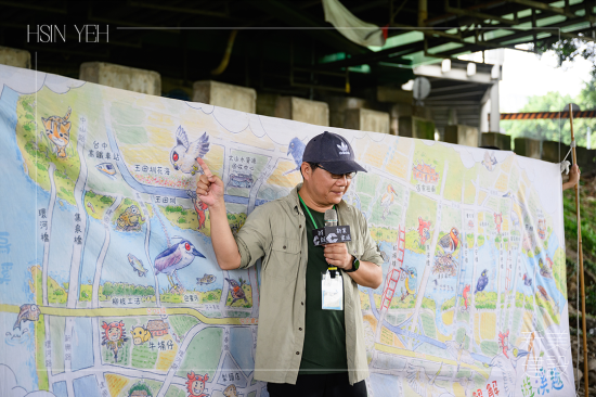 由荒野志工開場，講解筏子溪多元豐富的生態(tài)，用可愛繪圖的方式讓大朋友小朋友聽得意猶未盡。