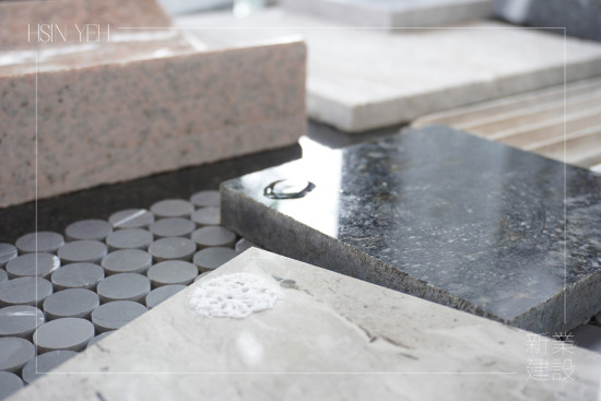 測(cè)試清潔劑對(duì)於不同石材的反應(yīng)，例如浴室空間須可以抵抗清潔劑造成的表面侵蝕，挑選耐磨且維護(hù)相對(duì)容易的花崗巖。