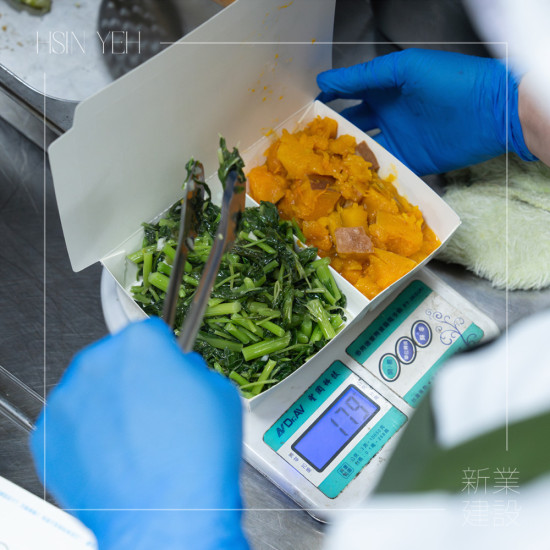 每位長輩需求不同，由營養(yǎng)師依長輩的飲食禁忌、咀嚼及吞嚥狀況等，精準調(diào)配克數(shù)，讓每份餐點都是「我們在乎您」的溫暖。