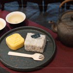 閒適的泡一杯茶，搭配來(lái)自 丘山茶 的綠豆糕、烏龍茶紅豆雪花糕，小口品嚐茶點(diǎn)與茶品在口中交織的變化，冉冉時(shí)光。