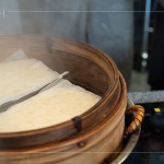 蒸籠炊煙裊裊昇起，開蓋時混著純樸的香味，蒸熟的蘿蔔糕表面鼓脹、內(nèi)裡軟嫩，待放涼後切片，入煎鍋。