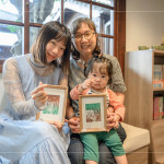 一幅幅蘊(yùn)含文學(xué)風(fēng)景的作品，嵌入質(zhì)樸的相框裡，每位家族好友臉上洋溢著幸福的笑容，將這份美好一一珍藏。