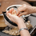 將熟黃豆搗碎，溫?zé)岬亩瓜阍谡菩拈g瀰漫，每一次按壓都是釀造過程的起點。