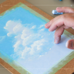 指尖暈染，達(dá)到更自然、細(xì)膩的混色效果，透過指腹的溫度，將顏料均勻融化、混合，輕柔推抹，更可呈現(xiàn)朦朧霧感效果。