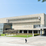 三月初春之際，相聚國(guó)家級(jí)藝術(shù)殿堂－國(guó)立臺(tái)灣美術(shù)館，聆聽(tīng)一段充滿轉(zhuǎn)折起伏的星途旅程。