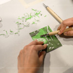 透過版畫藝術(shù)中的凸版技法，運(yùn)用角刀與圓刀等工具，一刀一筆、刻法交錯(cuò)出圖樣，展現(xiàn)細(xì)膩的紋理與豐富的層次感。