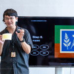 藍(lán)曬藝術(shù)家-許翰殷，以藍(lán)曬法教學(xué)引導(dǎo)，結(jié)合自然媒材與負(fù)片創(chuàng)作，帶領(lǐng)住戶製作獨(dú)一無二的明信片。 