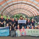 新業(yè)集結(jié)行銷、設(shè)計(jì)、營(yíng)建、土開、活動(dòng)、財(cái)務(wù)、人資各部門同仁，實(shí)際參與原生苗木培育-換盆作業(yè)，希望透過復(fù)育工作，讓森林恢復(fù)自癒力。