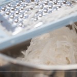 絲絲晶瑩剔透的蘿蔔絲，嚴選產(chǎn)季蘿蔔，甘甜爽口，富有豐富的營養(yǎng)纖維，刨絲器孔洞大小也很講究，太細則會吃不到蘿蔔的口感。