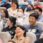 講師善於掌握現(xiàn)場(chǎng)節(jié)奏，用輕鬆的方式拆解人生難題，自帶幽默感且金句不斷，讓現(xiàn)場(chǎng)氣氛生動(dòng)又有趣。