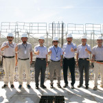 新業(yè)建設(shè)創(chuàng)辦人穆椿松先生(右四)偕同 卓勝隆董事長(右五)、簡福榮總經(jīng)理（右三）、邱正光副總經(jīng)理（左四）及新業(yè)建築職人團(tuán)隊(duì)，一同參與【微丘森鄰】上樑祈福儀式。